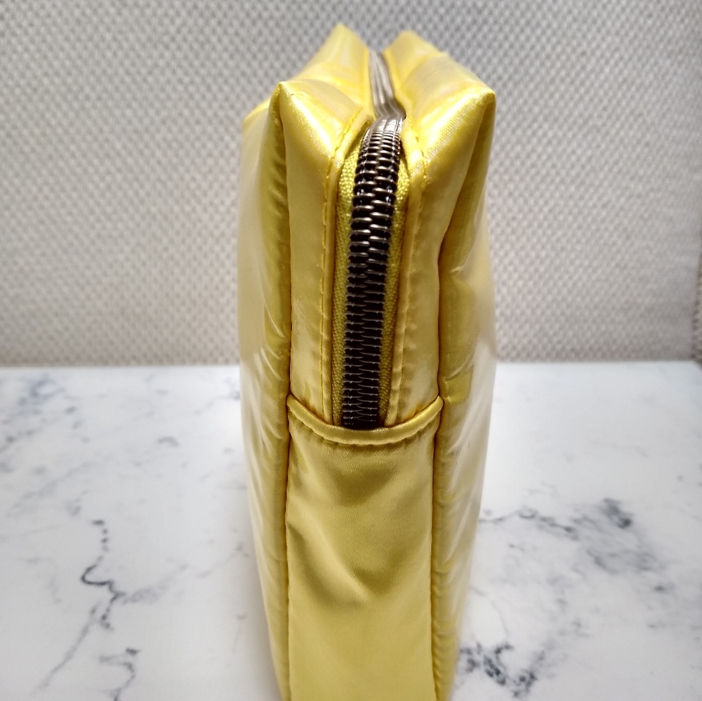 New Gucci Beauty Iridescent Yellow Pouch Clutch Bag - Picture 6 of 11